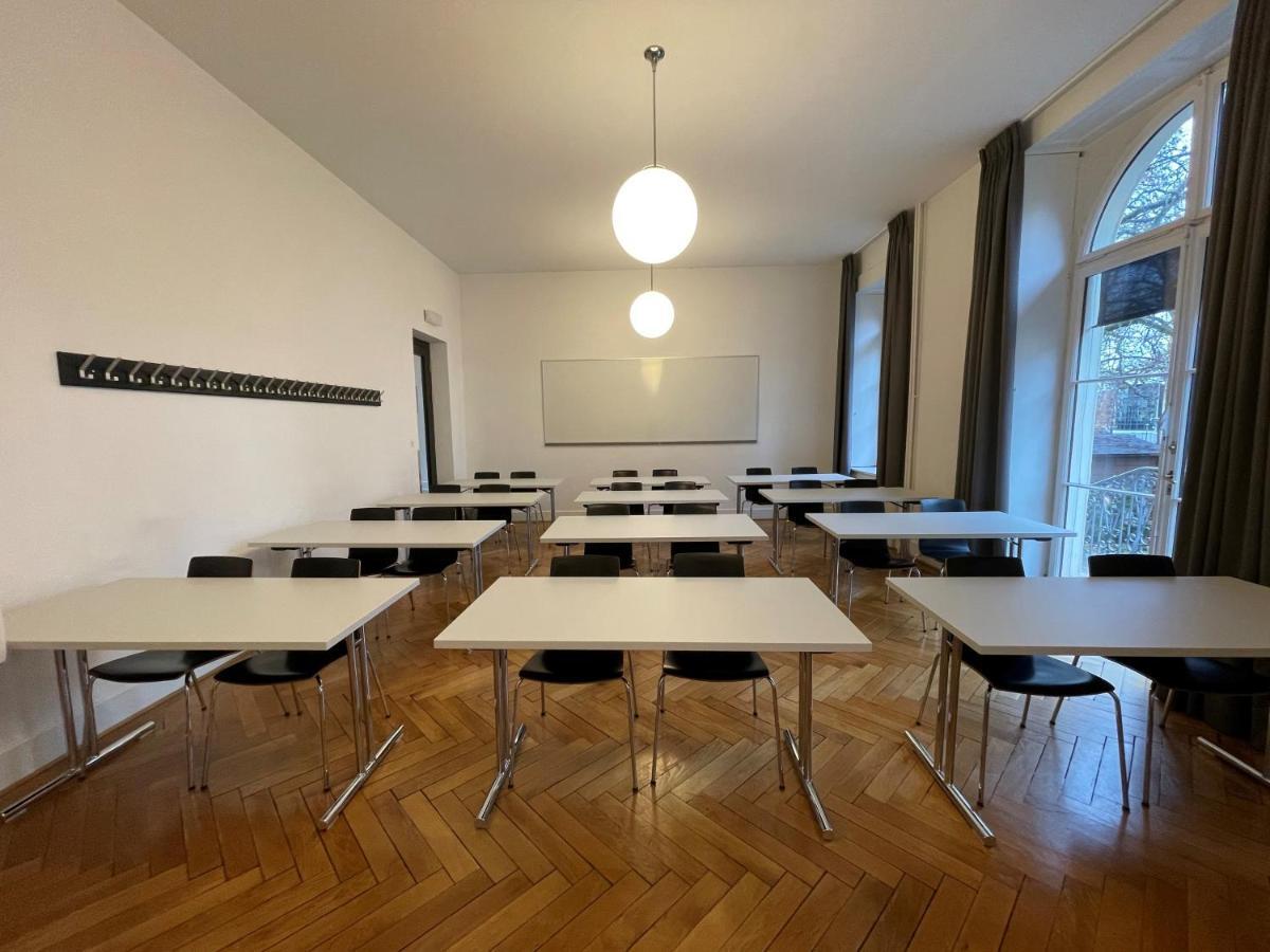 Geneva Hostel छात्रावास *